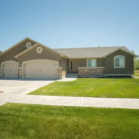 Villa 3 Car Garage Full Kitchen Large Backyard Smart Tvs